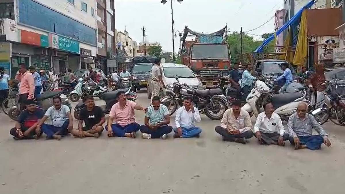 कांग्रेस-भाजपा के पार्षदों ने मिलकर निगम के खिलाफ खोला मोर्चा, हाईटेक सुलभ निर्माण के विरोध में किया चक्काजाम, जानिए क्या है मामला…