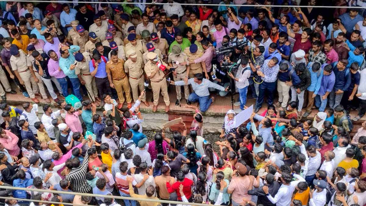 बदलापुर रेप कांड पर ऐक्शन में महाराष्ट्र पुलिस ,40 से अधिक गिरफ्तार, 300 पर FIR