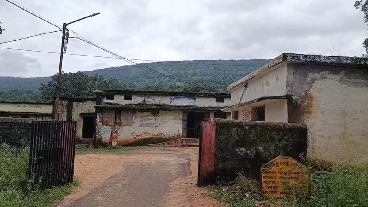 क्या बच्चों की जान से खिलवाड़ कर रहा प्रशासन ? बल्ली के सहारे टिकी है स्कूल की छत, कभी भी हो सकता है बड़ा हादसा, देखें वीडियो…