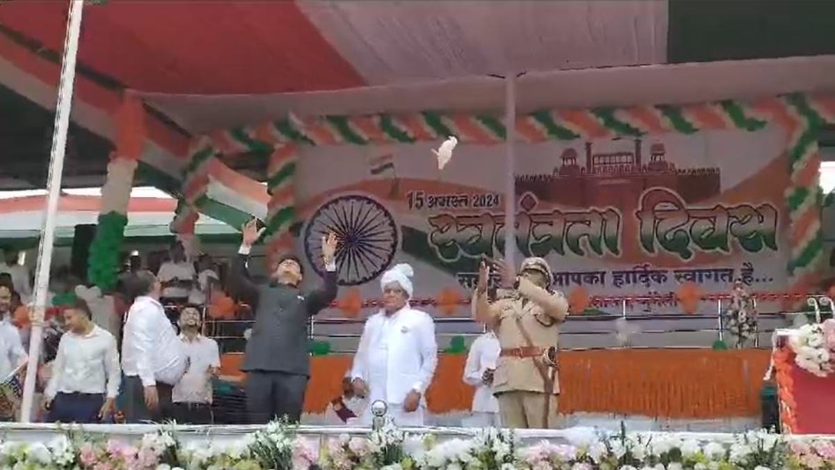 SP के कबूतर उड़ाने का वीडियो: 9 सेकेण्ड का क्लिप सोशल मीडिया पर जमकर हो रहा वायरल, इस 1 मिनट के वीडियो में जानिए पूरी सच्चाई…