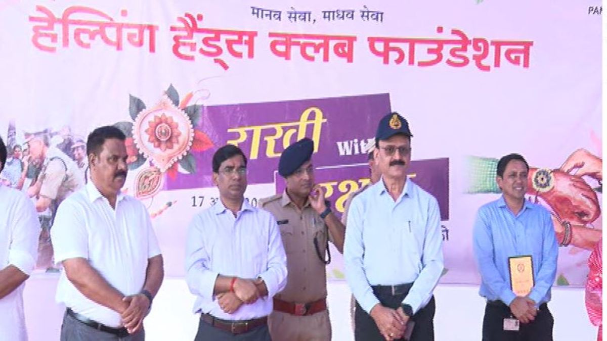 हेल्पिंग हैंड्स क्लब ने पुलिस कर्मियों के साथ मनाया ‘राखी विथ रक्षक’, SSP सहित जवान हुए शामिल
