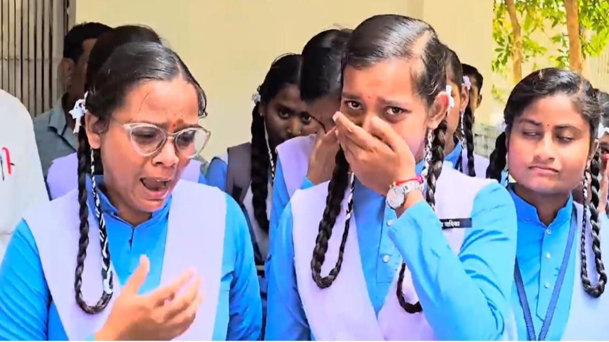 बदहाल शिक्षा व्यवस्था: स्कूली छात्र शिकायत लेकर कलेक्ट्रेट पहुंचे तो अधिकारियों ने उल्टा लगा दी फटकार, बच्चों ने रो-रो कर बताई अपनी पीड़ा…