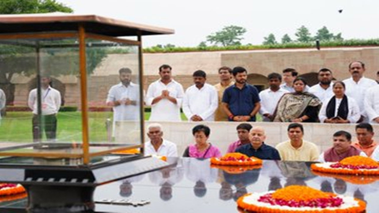 मनीष सिसोदिया ने राजघाट पहुंच बापू को किया नमन , ‘आप’ कार्यकर्ताओं को करेंगे संबोधित