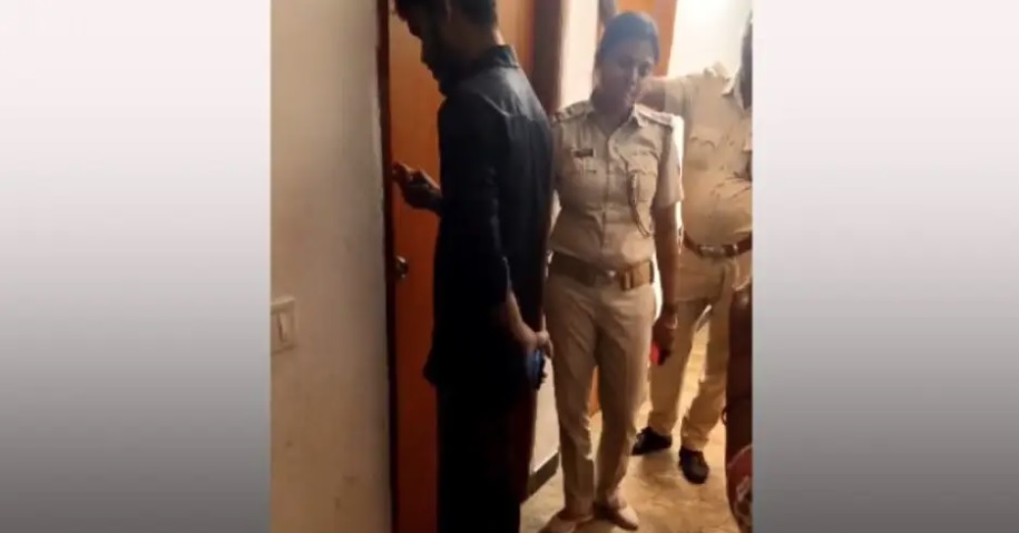महिला ने पति को दो लड़कियों के साथ होटल में पकड़ा, खूब मचाया बवाल