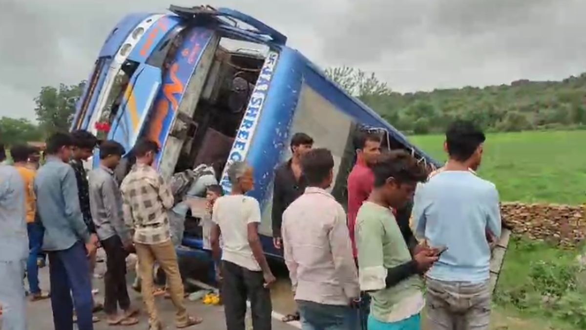 घोड़े को बचाने के चक्कर में पलटी यात्री बस: पांच घायल, महिला की हालत गंभीर