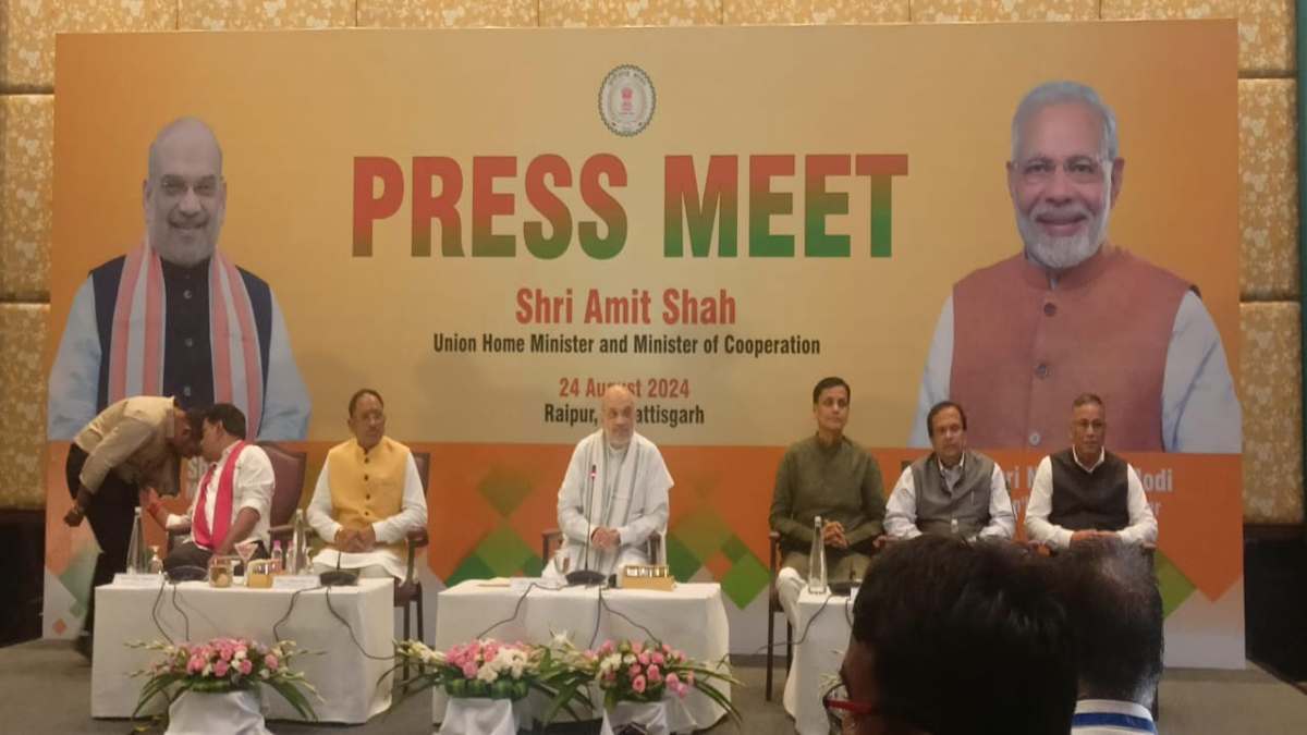 केंद्रीय गृहमंत्री शाह ने की सीएम साय और डिप्टी सीएम शर्मा की तारीफ, कहा-हिड्मा के गांव में जाकर डिप्टी सीएम ग्रामीणों को आधार कार्ड देते हैं तो दिल्ली में हमें सुकून मिलता है