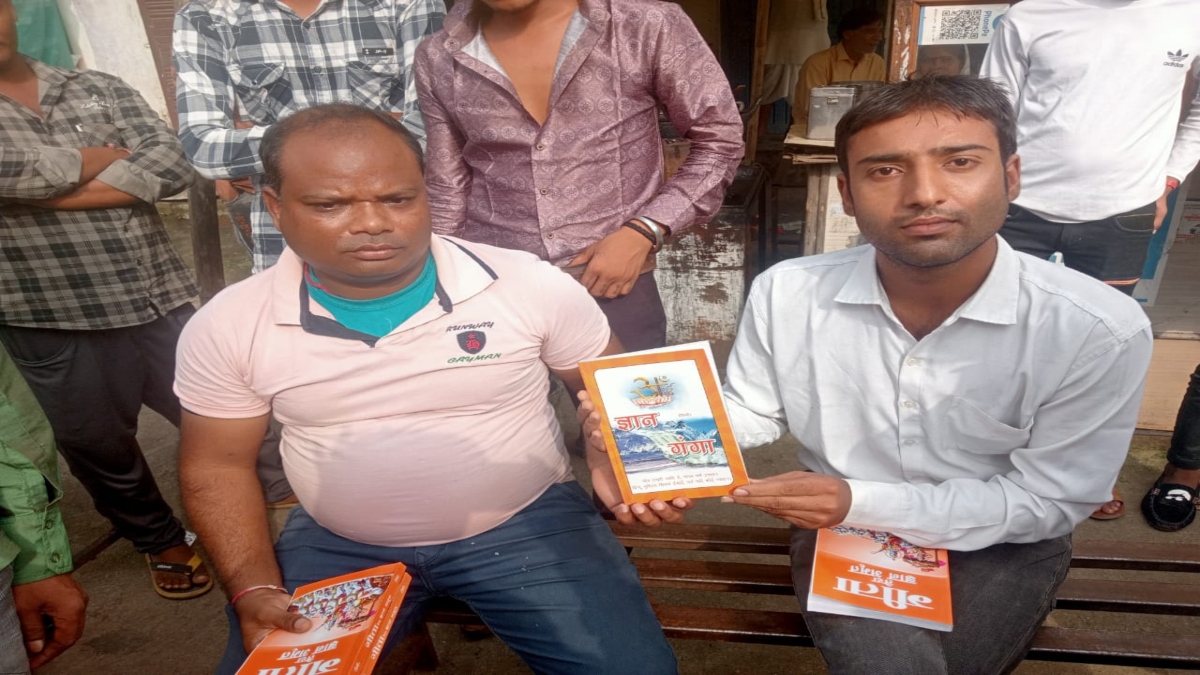 विवादित पुस्तक बांटते बाबा रामपाल के अनुयायी गिरफ्तार, भगवान के बारे में लिखी थी आपत्तिजनक बातें, बजरंग दल ने किया पुलिस के हवाले 