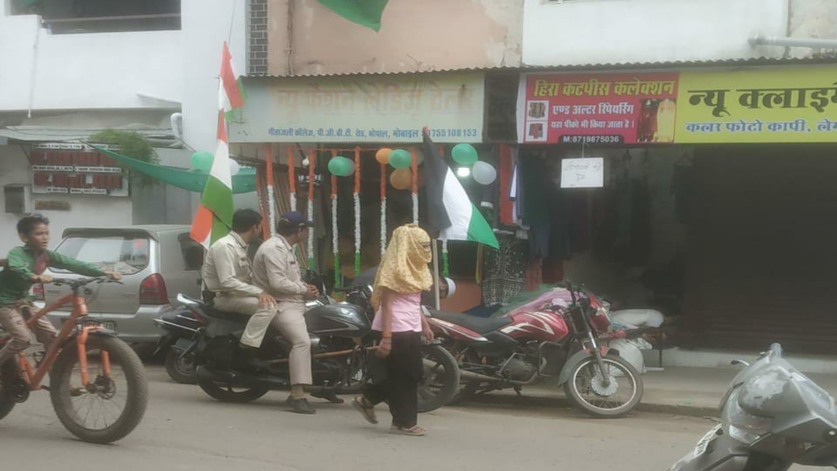 स्वतंत्रता दिवस पर दुकान के बाहर लगाया फिलिस्तीन का झंडा, पुलिस ने युवक को किया गिरफ्तार 