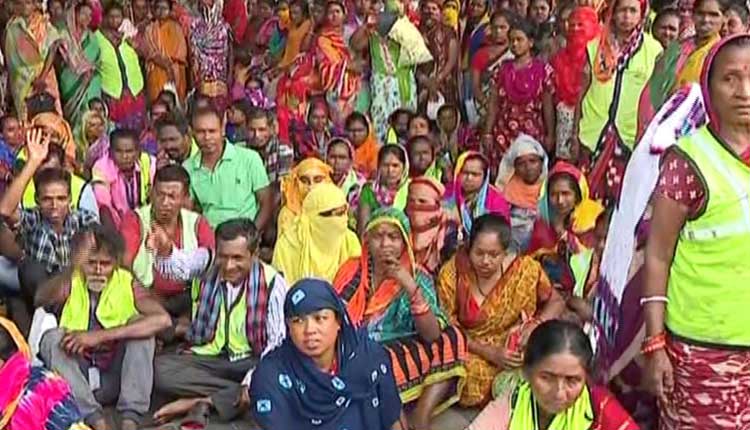 BMC सफाई कर्मचारियों ने बीजद पार्षद की कथित गुंडागर्दी के खिलाफ किया प्रदर्शन
