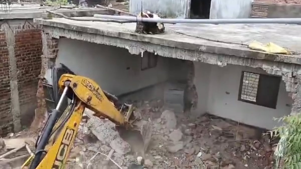 छतरपुर के बाद अब छिंदवाड़ा में गरजा बुलडोजर, दुष्कर्म के आरोपी का मकान किया ध्वस्त