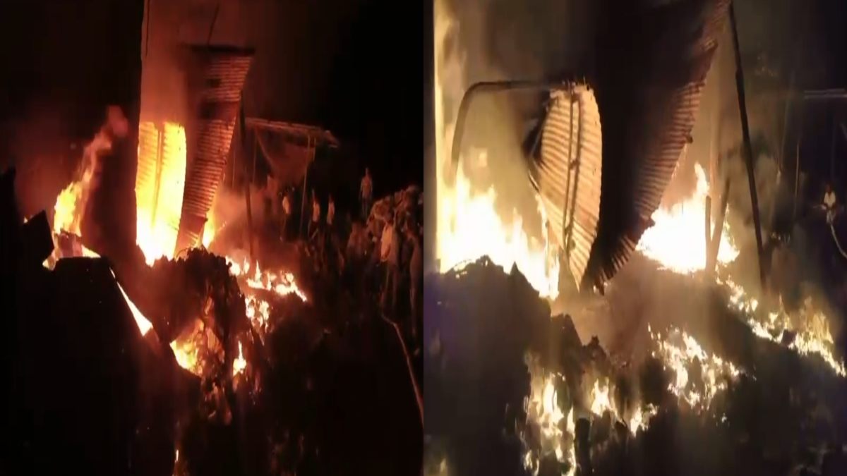 धू-धूकर जलने लगा कबाड़ा गोदाम: उठने लगी आग की लपटें, लाखों का माल जलकर राख, देखें वीडियो