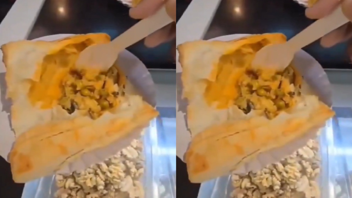 जरा देख के खाना… पेटीज खाने गया युवक, खोलकर देखा तो अंदर से निकला कीड़ा, देखें Video