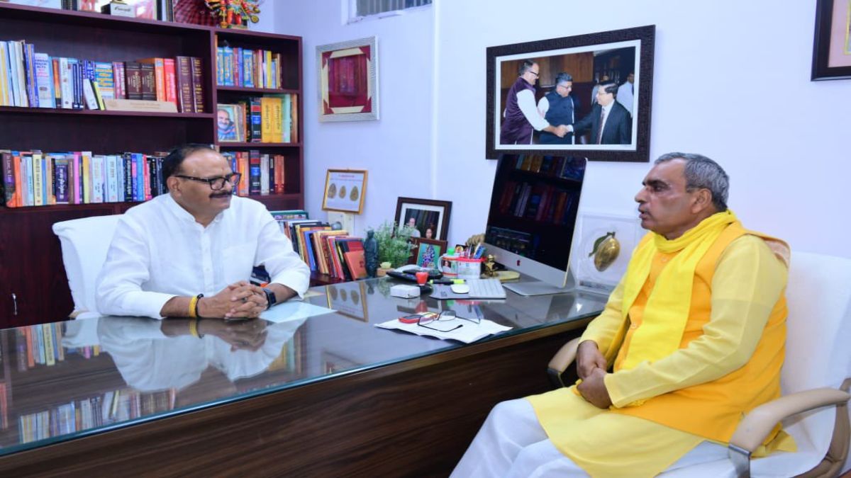 UP बीजेपी में होने वाला है खेला! डिप्टी CM ब्रजेश पाठक से मिले राजभर समेत कई मंत्री, सामने आई तस्वीरें