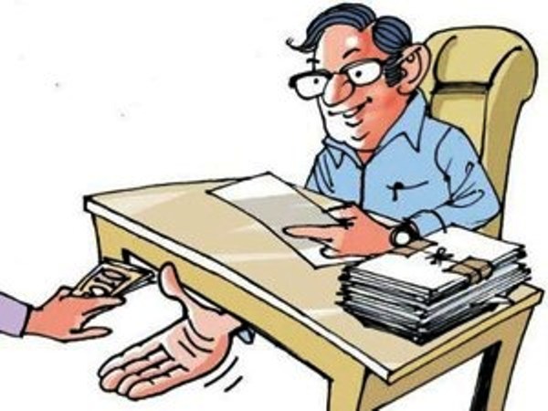 नायब तहसीलदार का रीडर बीस हजार रिश्वत लेते रंगे हाथ गिरफ्तार