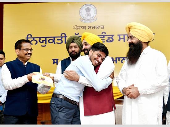 417 युवाओं को सीएम भगवंत मान ने दिया नियुक्ति पत्र