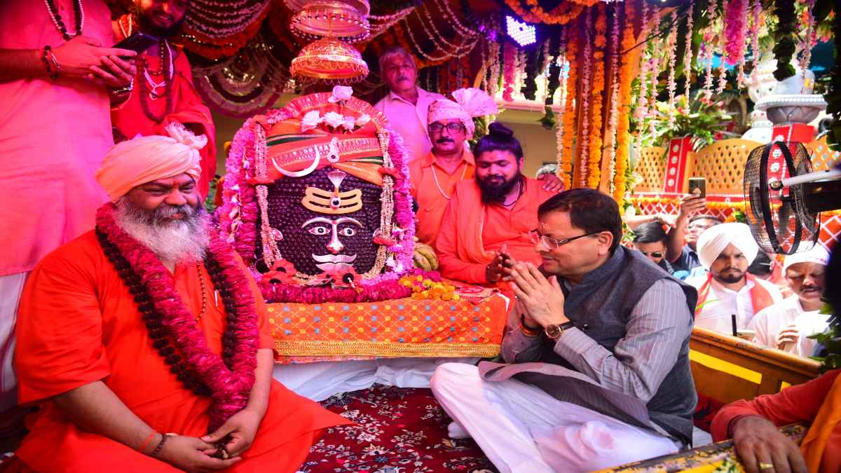 CM धामी ने टपकेश्वर महादेव के किए दर्शन, शोभायात्रा में हुए शामिल