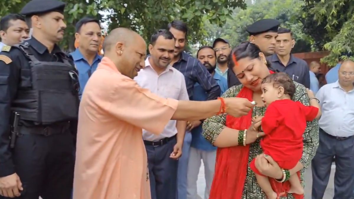 VIDEO: CM योगी का अनोखा अंदाज, बच्चों को प्यार दुलार कर अपने हाथों से खिलाया चॉकलेट