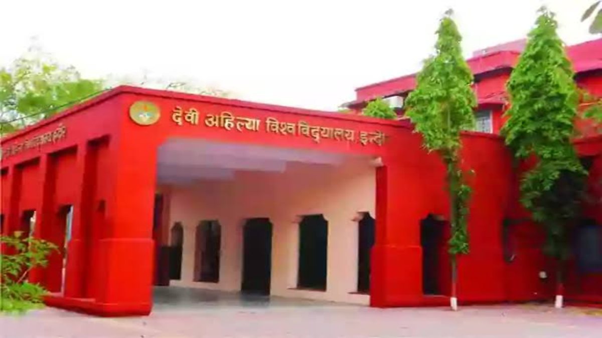 INDORE: भारतीय किसान संघ ने DAVV परिसर में किया प्रदर्शन, संविदाकर्मियों को एरियर भुगतान करने की मांग