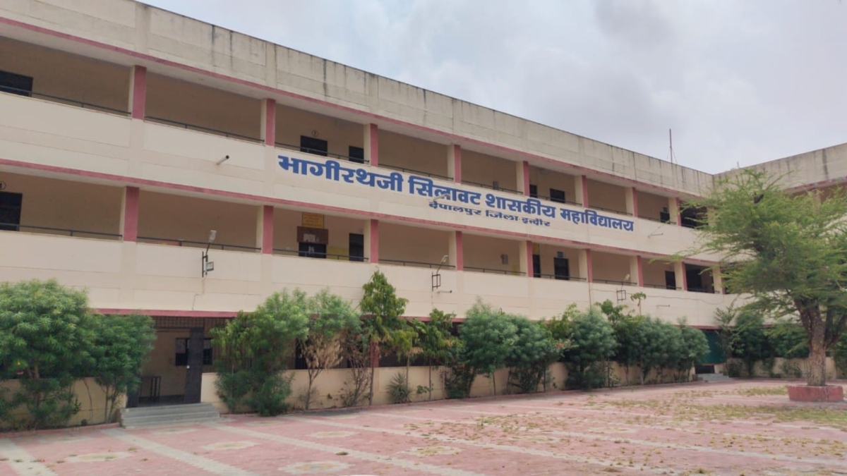 शिक्षा के मंदिर में भी खिलवाड़: प्रोफेसर की नियुक्ति बताई फर्जी, शिकायतकर्ता ने अधिकारियों को सौंपे दस्तावेज  
