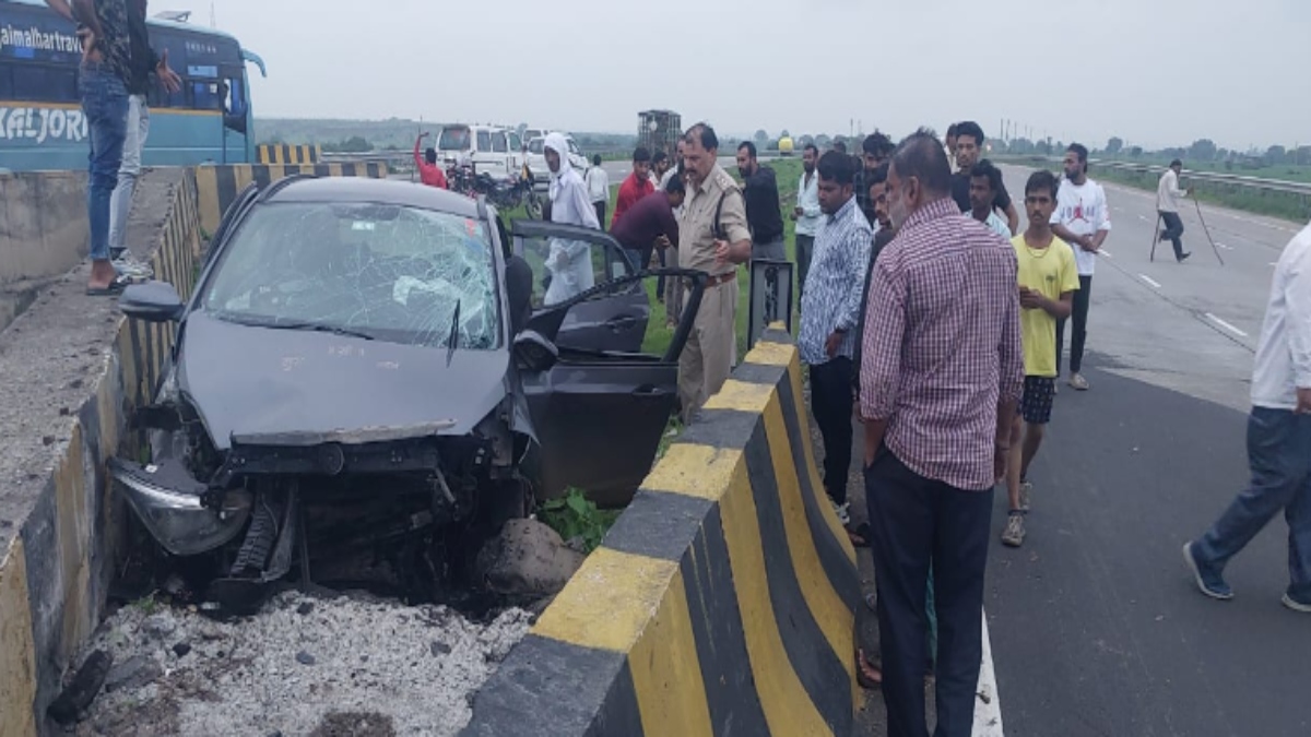 भीषण सड़क हादसे में 3 की मौत: डिवाइडर से टकराई तेज रफ्तार कार, एक गंभीर घायल 
