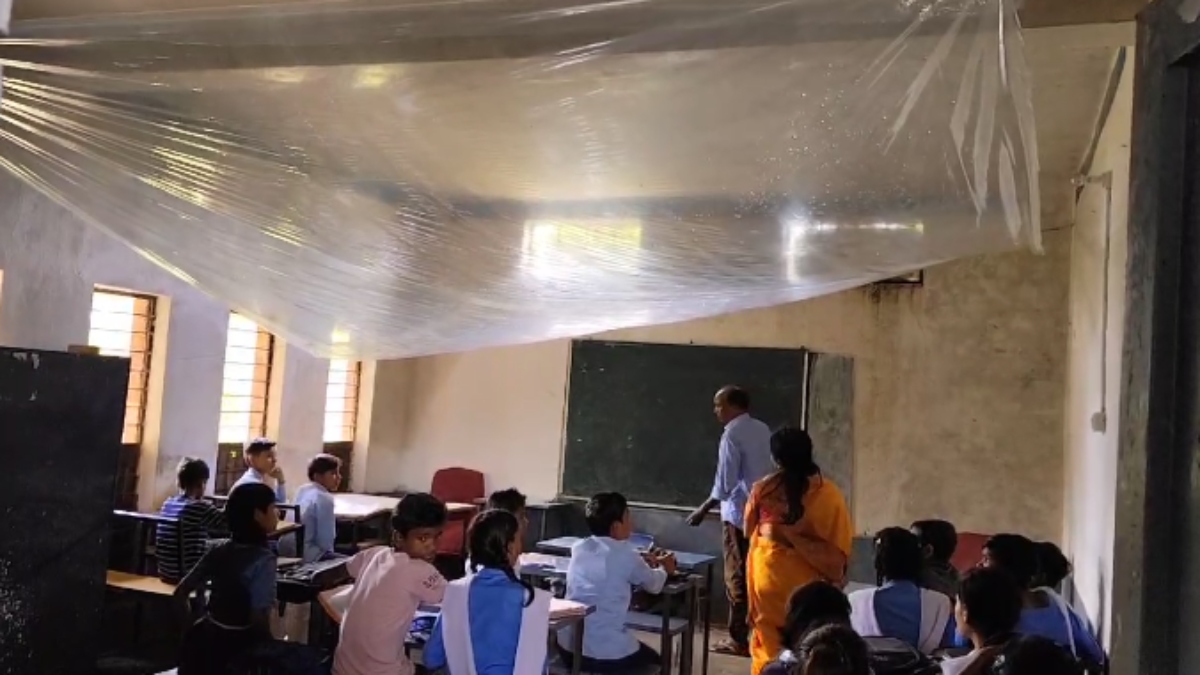 जुगाड़ की पाठशाला: टपकती छत के नीचे पन्नी के सहारे पढ़ने को मजबूर स्टूडेंट्स, जिम्मेदार बेखबर