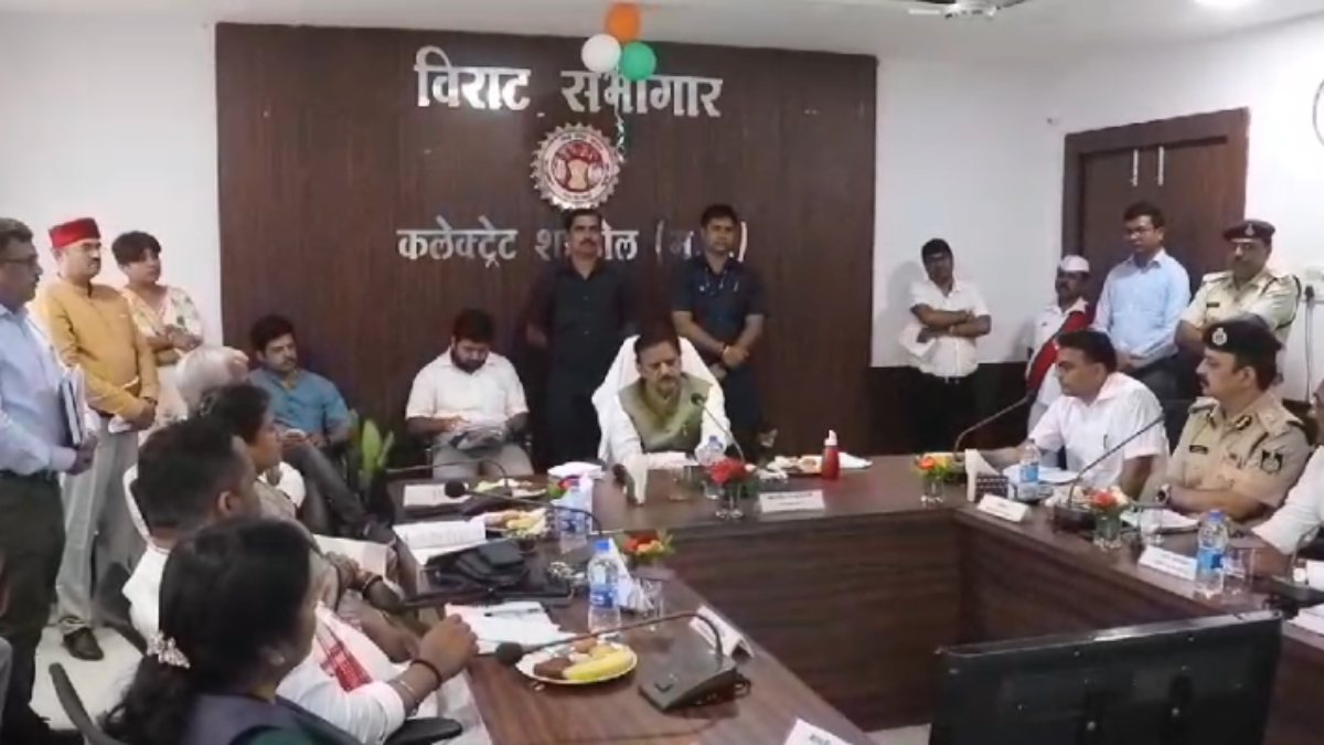 खराब सड़कों को देख भड़के डिप्टी सीएम: अधिकारियों की लगाई क्लास, दी ये हिदायत