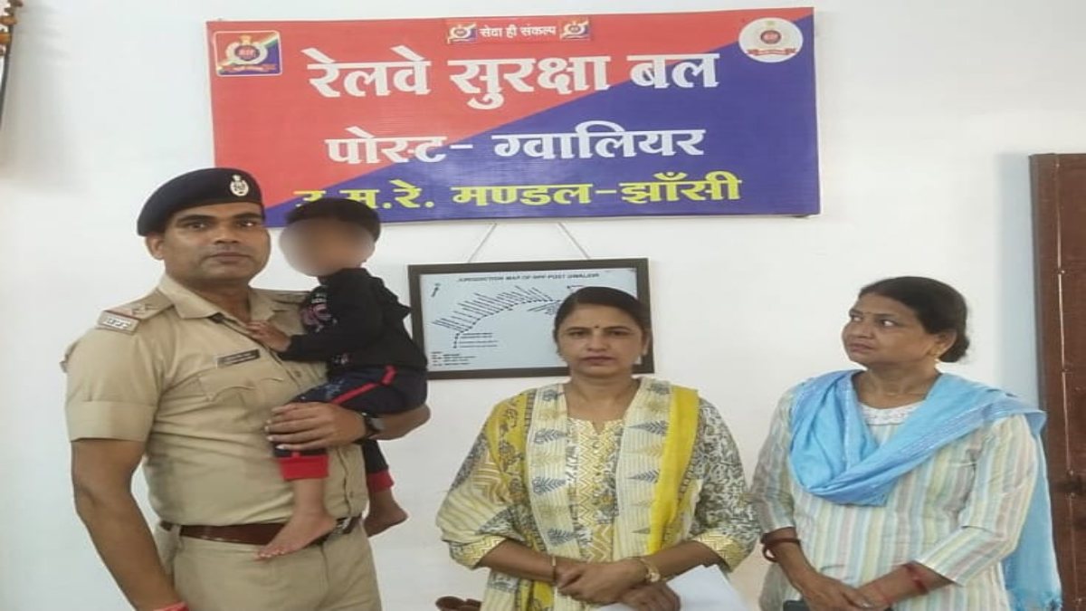 ये कैसी मां! डेढ़ साल के मासूम को स्टेशन पर छोड़ा, रोता रहा बच्चा, फिर…  