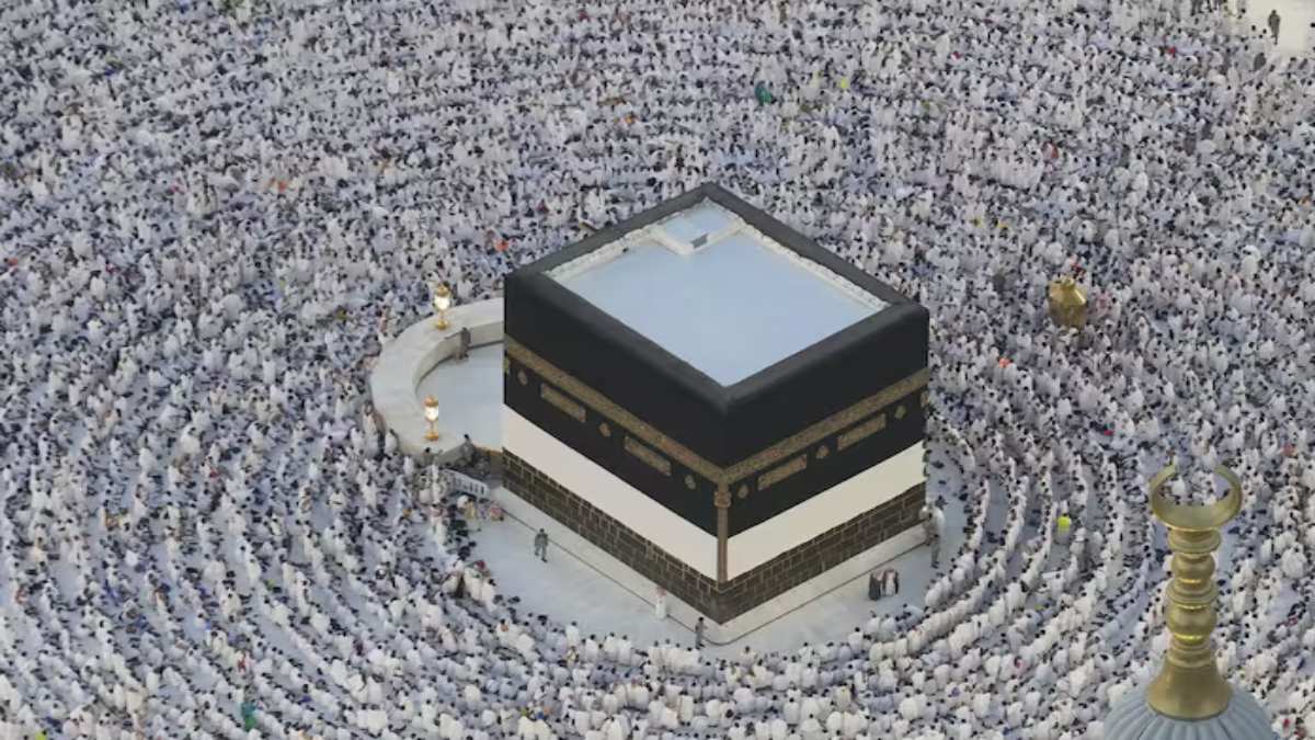 Hajj Policy 2025: हज पर अब अकेले नहीं जा सकेंगे 65 साल से ऊपर के आजमीन, जानें नई पॉलिसी?