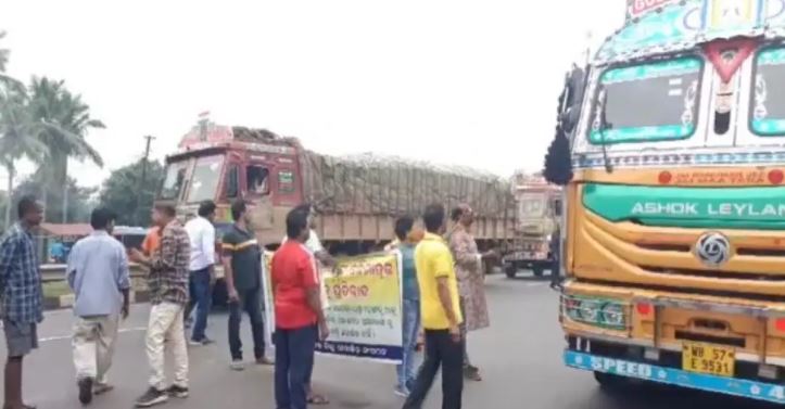 आलू संकट : ओडिशा में विरोध प्रदर्शन, रोका गया पश्चिम बंगाल जाने वाले खाद्य पदार्थों से लदे वाहनों को