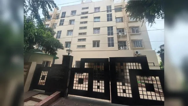 ओडिशा सतर्कता विभाग ने पूर्व आरएंडबी मुख्य अभियंता के घरों पर की छापेमारी शुरू