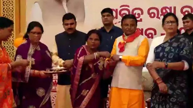 रक्षाबंधन : बहन रसमणि माझी, उपमुख्यमंत्री प्रभाती परिडा ने मुख्यमंत्री मोहन माझी को बांधी राखी