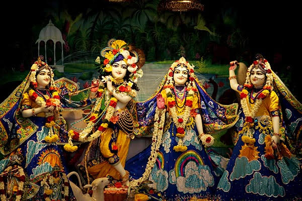 Krishna Janmashtami : भगवान कृष्ण को समर्पित भारत के ये हैं सबसे बड़े इस्कॉन मंदिर, यहां देखें लिस्ट …