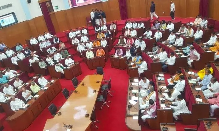 ओडिशा विधानसभा के स्पीकर ने मोबाइल फोन और पानी की बोतलों पर लगाए प्रतिबंध