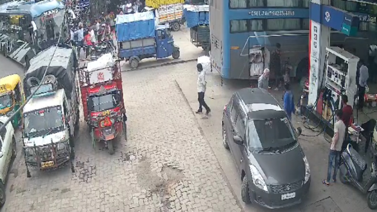 पुलिसकर्मी के साथ मारपीट: रास्ते में खड़ी बस हटाने को लेकर हुआ विवाद, घटना CCTV में कैद  