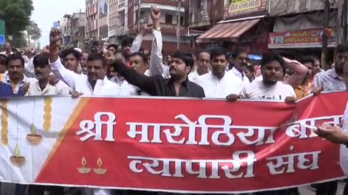 बांग्लादेश में हिंदुओं की सुरक्षा की मांग: इंदौर में दुकान बंद कर सड़कों पर उतरे व्यापारी, हिंदू संगठन के साथ चलाया हस्ताक्षर अभियान   