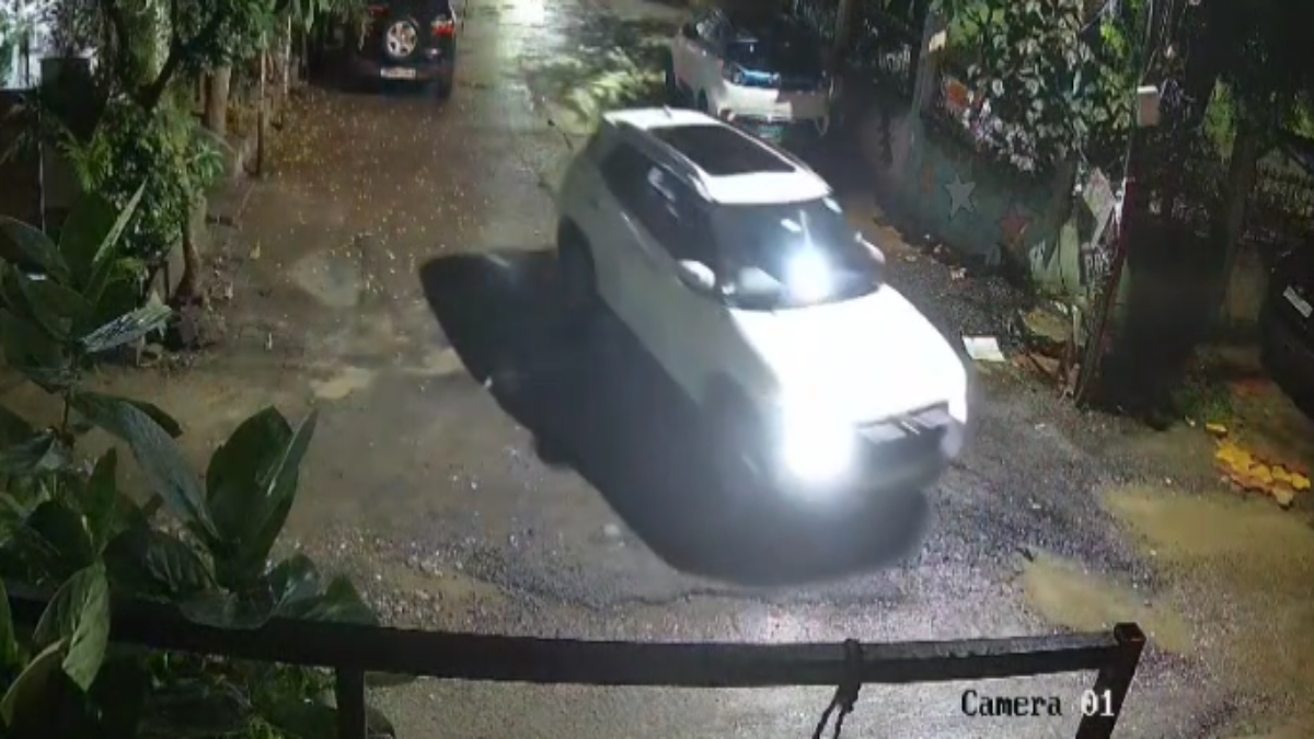 अनोखी चोरी: सस्ती गाड़ी में आकर लग्जरी महंगी कार उड़ा ले गए चोर, वारदात CCTV में कैद  