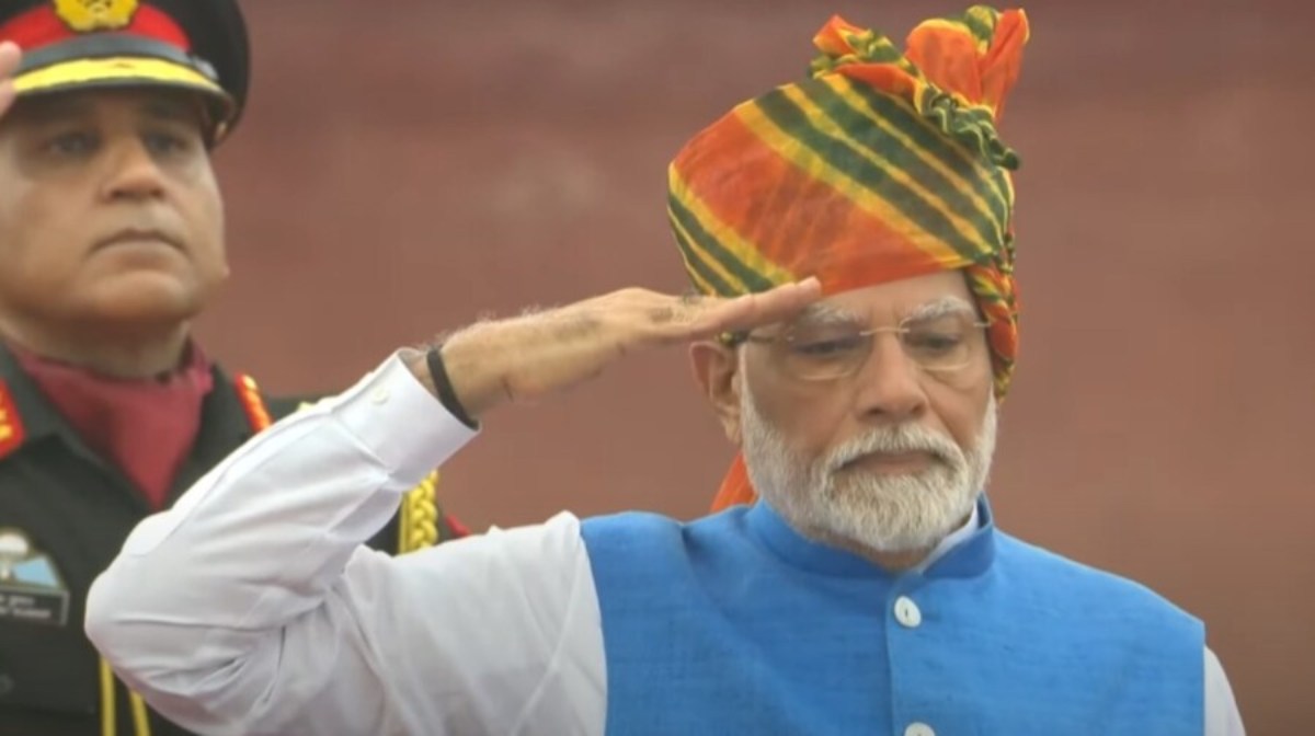 India 78th Independence Day Live: PM मोदी ने लाल किले पर फहराया तिरंगा, देश को लगातार 11वीं बार कर रहे संबोधित, राजघाट पर बापू को श्रद्धांजलि दी