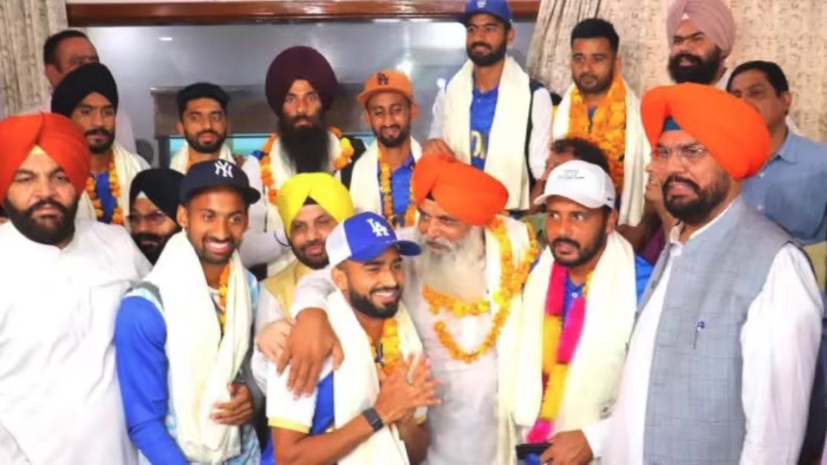Indian Hockey team: पेरिस ओलंपिक में पदक जीत पंजाब लौटे हॉकी प्‍लेयर्स, अमृतसर एयरपोर्ट पर गर्मजोशी के साथ हुआ स्वागत