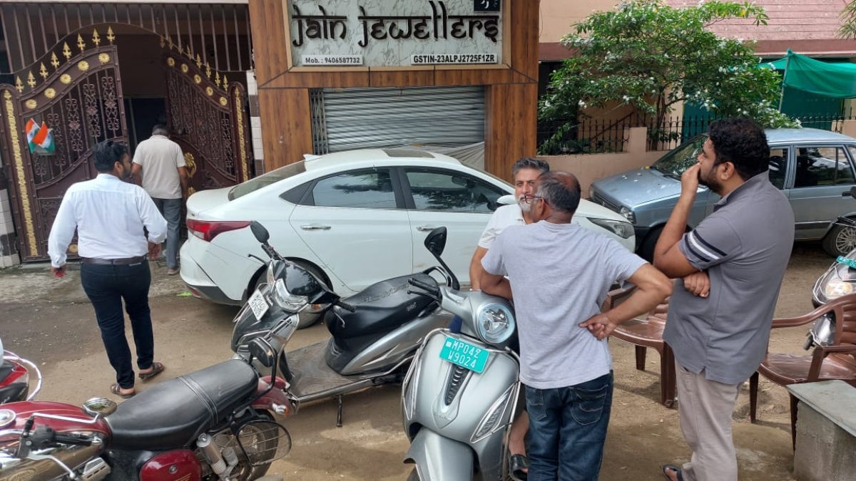 राजधानी के ज्वेलरी शॉप में फिर लूट: दुकान में घुसे हथियारबंद बदमाश, जेवर और 30 लाख कैश लेकर फरार