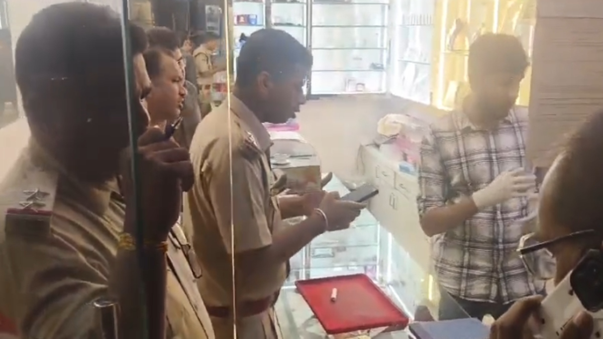 बंदूक की नोक पर ज्वेलरी शॉप में लाखों की लूट: सोना-चांदी के जेवर समेत कैश ले उड़े बदमाश, हेलमेट पहनकर वारदात को दिया अंजाम  