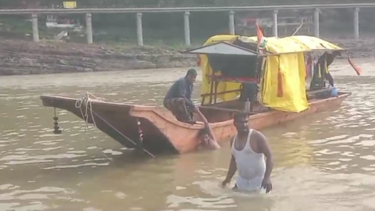 Omkareshwar News: नर्मदा नदी में डूब रहे दो युवकों को गोताखोरों ने बचाया, देर होती तो निकल जाते प्राण  
