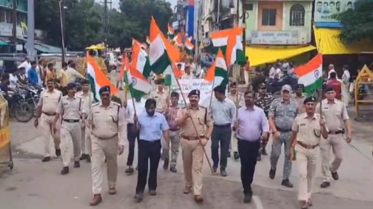 हर घर तिरंगा अभियान: हाथों में तिरंगा लिए देशभक्ति के गीत गाते निकले कलेक्टर-एसपी समेत प्रशासनिक अधिकारी