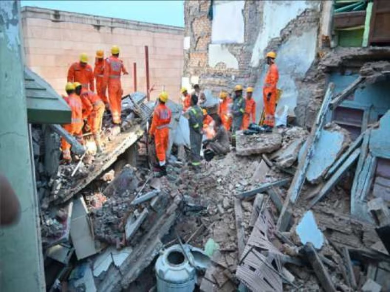 बड़ी खबरः काशी विश्वनाथ मंदिर के येलो जोन में गिरे 2 मकान, कई लोगों के फंसे होने की आशंका, रेस्क्यू जारी – Kashi Vishwanath Temple