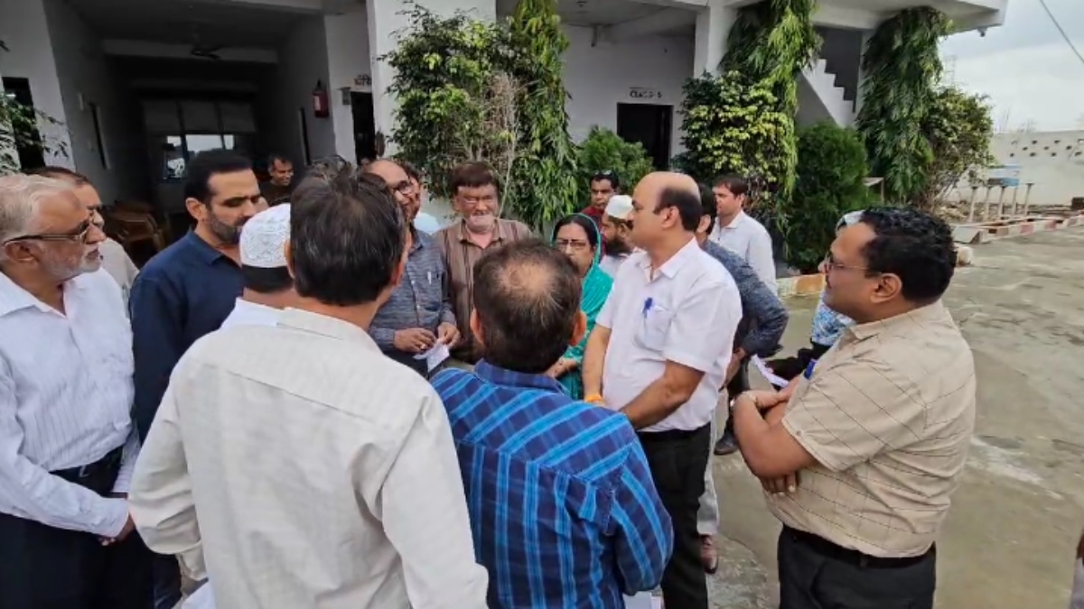 मदरसे में लड़कियों के रूम में कैमरे: ADM की क्लीन चिट देने पर भड़का बाल आयोग, जांच के लिए पहुंची प्रशासन की टीम 