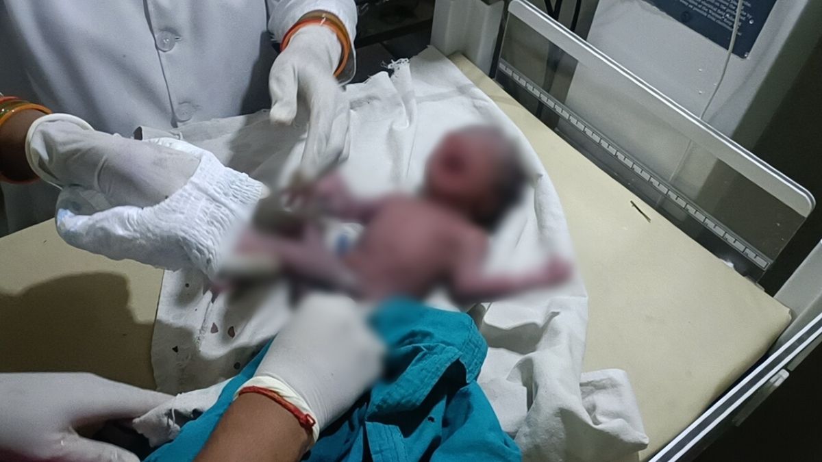 मां की ममता शर्मसार: पैदा होते ही नवजात शिशु को खेत में फेंका, ग्रामीणों की पड़ी नजर तो अस्पताल में कराया भर्ती 
