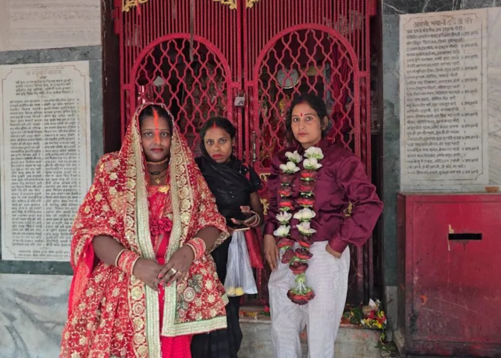 भाई…घोर कलयुग है: मामी ने भांजी से की शादी, मांग में भरी सिंदूर, गले में मंगलसूत्र डाला और सात फेरे भी लिए, देखें वीडियो- Mami- Bhanji Marriage