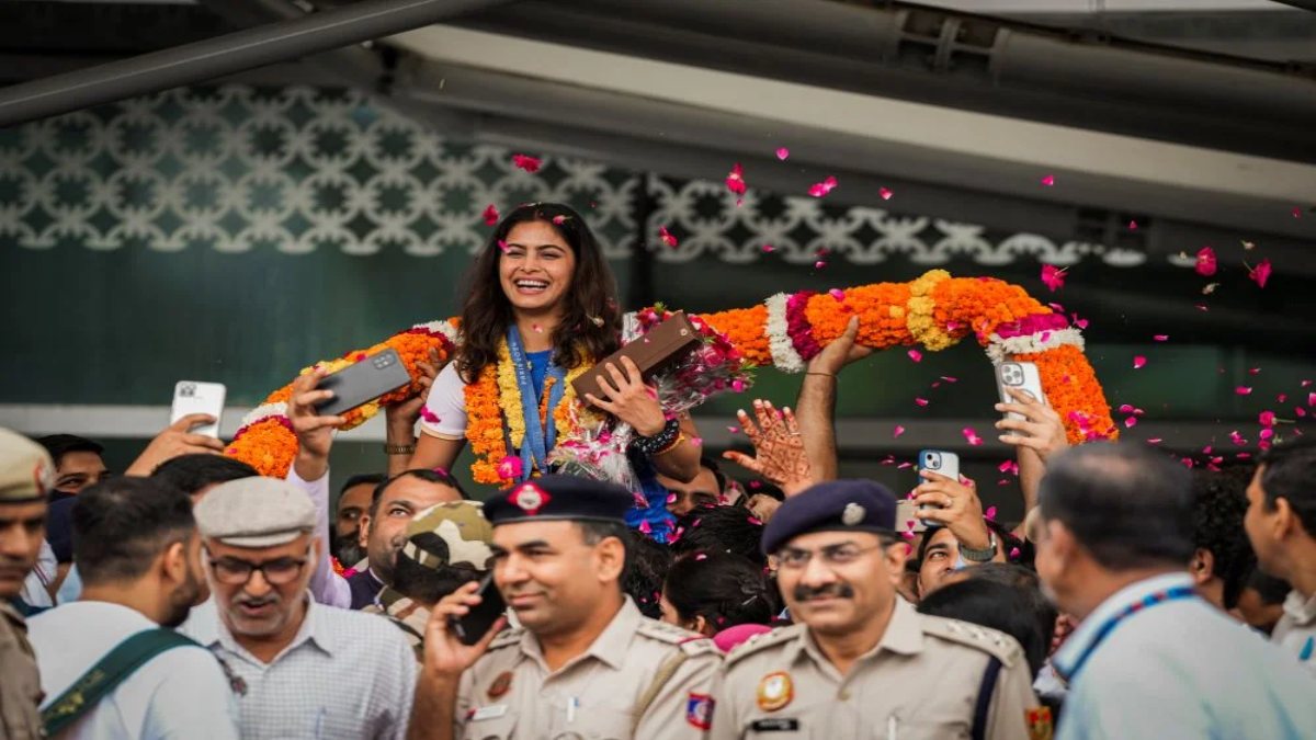 Paris Olympics 2024: ओलंपिक में इतिहास रचकर भारत लौटीं मनु भाकर, दिल्ली एयरपोर्ट पर हुआ भव्य स्वागत, देखें VIDEO