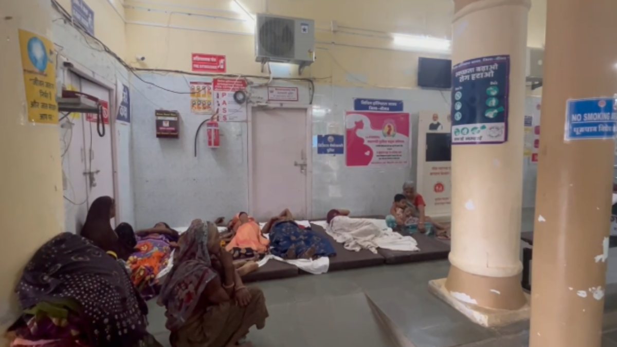शर्मनाक! अस्पताल में प्रसूताओं को नहीं मिल पा रहा बेड, जमीन पर सोने को मजबूर महिलाएं