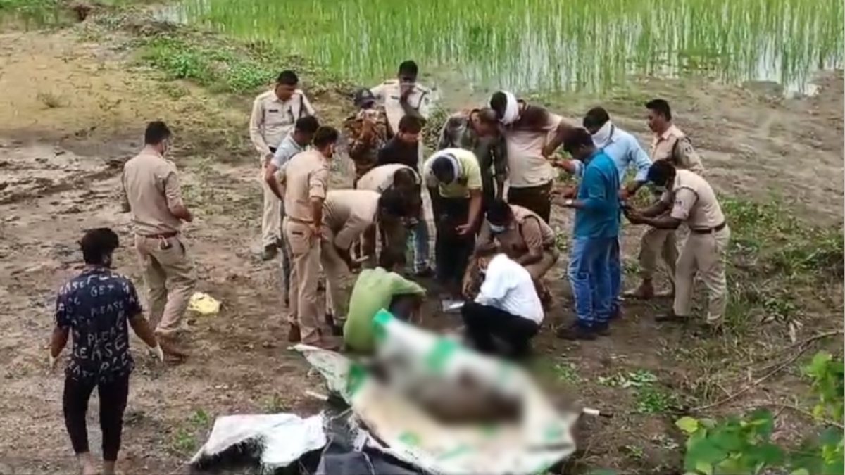 चार दिन से लापता छात्र का शव मिलने से सनसनी: गड्‌ढे में इस हाल में मिली बॉडी, पुलिस भी रह गई सन्न   
