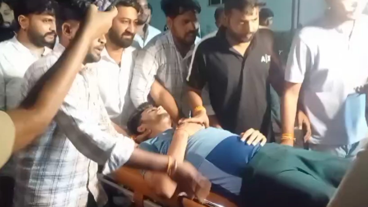 भूख हड़ताल पर बैठे NSUI नेता की बिगड़ी तबीयत, बेहोश होने के बाद अस्पताल में कराया गया भर्ती, हालत गंभीर 